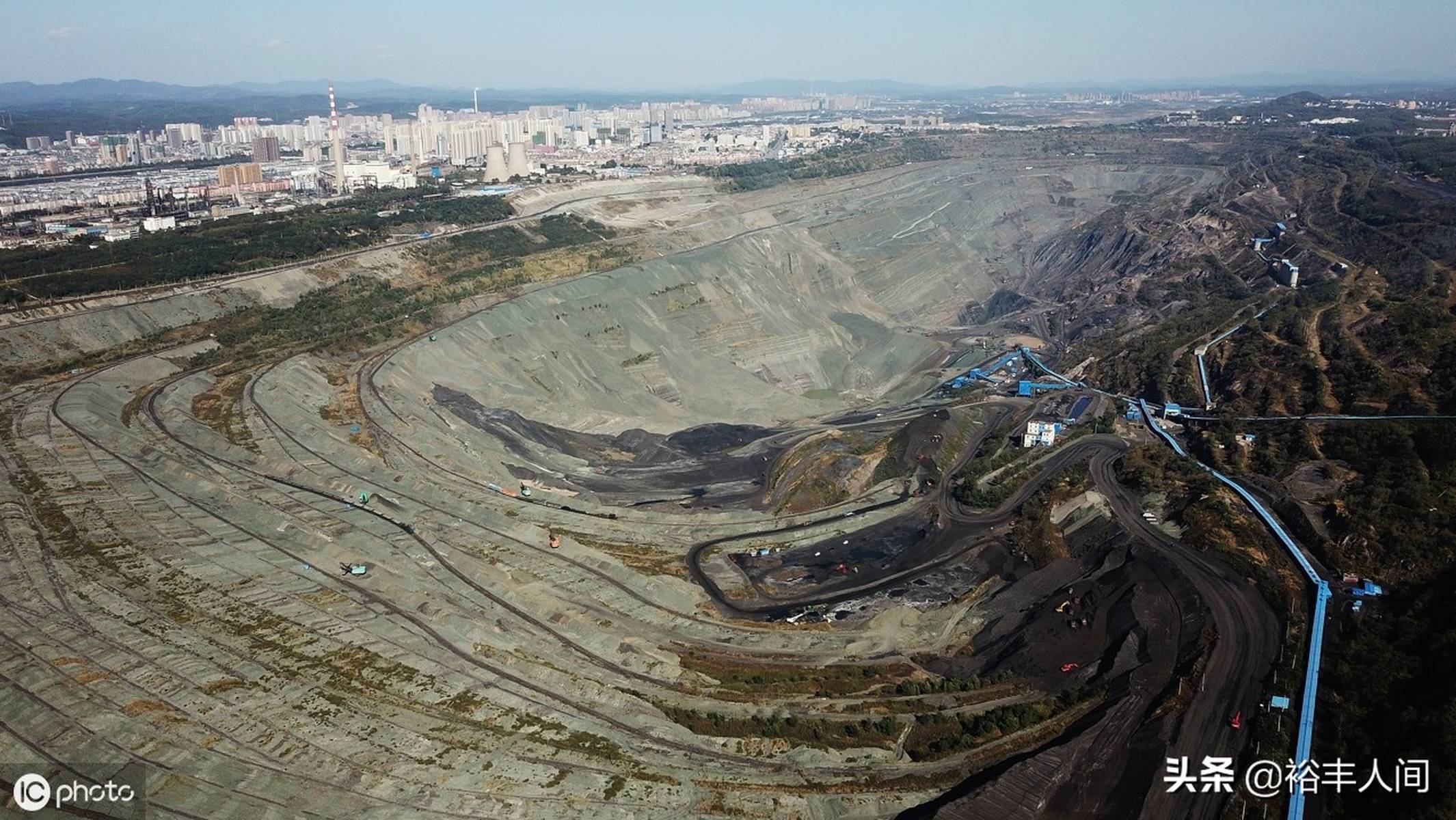 資源枯竭的&ldquo;亞洲最大礦坑&rdquo;,曾是&ldquo;搖錢樹(shù)&rdquo;,如今變成深溝險(xiǎn)壑